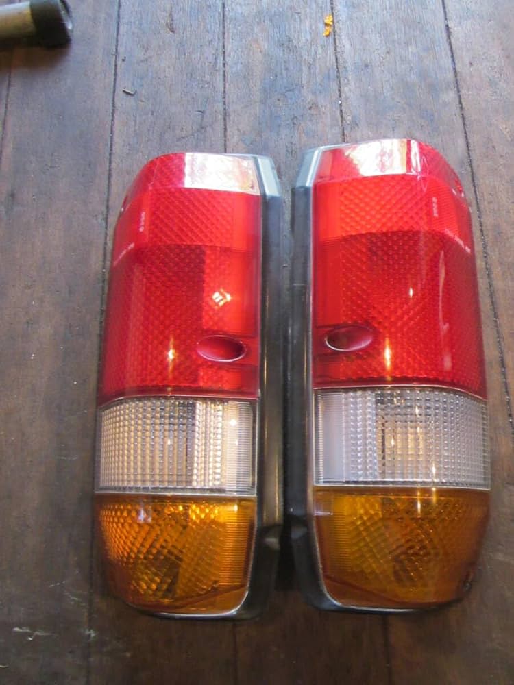 ランクル70 HZJ76で使用してた テールレンズ （中古） 自動車